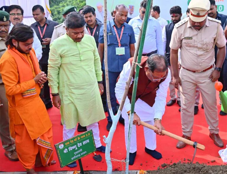 मुख्यमंत्री विष्णु देव साय ने नवीन विधानसभा परिसर में किया पौधरोपण मुख्यमंत्री विष्णु देव साय ने नवीन विधानसभा परिसर में किया पौधरोपण