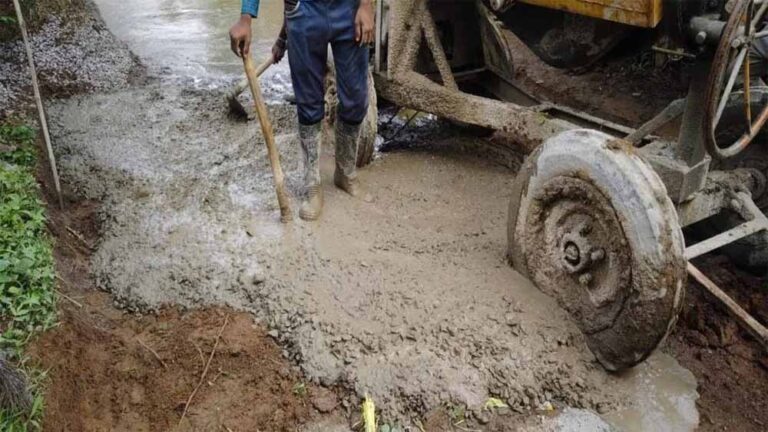 सीसी रोड में घटिया निर्माण का खुलासा: 8 की जगह 4 इंच में हो रही ढलाई, कलेक्टर ने दिए जांच के आदेश