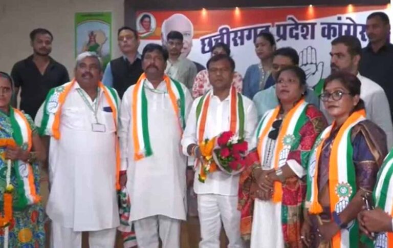 छत्तीसगढ़ में सियासी उलटफेर: शिवसेना महिला विंग की प्रदेश अध्यक्ष समेत पूरी टीम कांग्रेस में शामिल