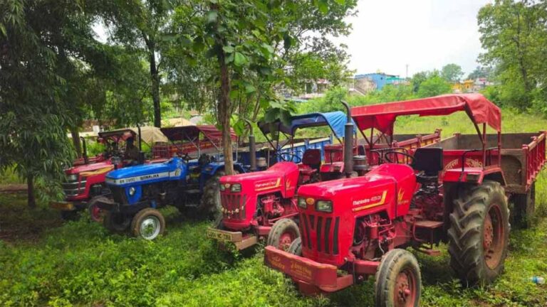 रेत परिवहन पर बड़ी कार्रवाई: 18 ट्रैक्टर जब्त, पीएम आवास छूट का हवाला देकर पहुंचे वाहन मालिक