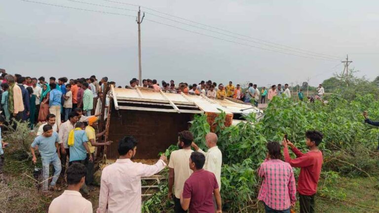 मजदूरों से भरी तेज रफ्तार पिकअप वाहन हादसे का शिकार, 21 घायल, 3 गंभीर