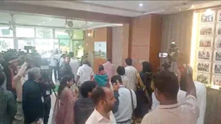 चैतन्य बघेल की हिरासत पर कांग्रेस का हंगामा, विधायकों ने किया विधानसभा से वॉकआउट