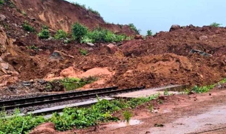 भूस्खलन से किरंदुल-विशाखापत्तनम रेल लाइन ठप, तीन दिन से जगदलपुर में खड़ी ट्रेनें-मालगाड़ियां