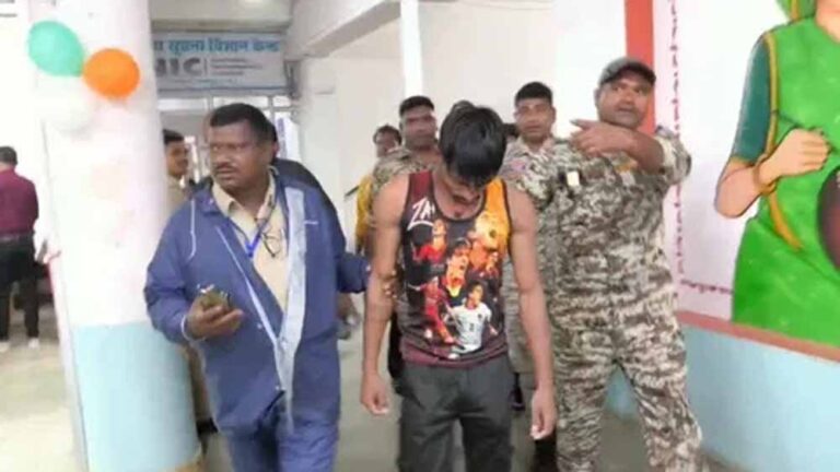 आवास की मांग में आत्मदाह का प्रयास: युवक ने कलेक्ट्रेट के सामने खुद पर डाला पेट्रोल