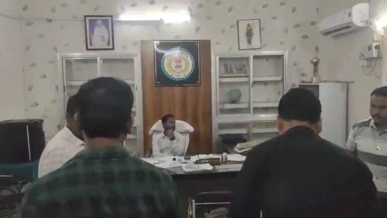 ACB की छापेमारी: तहसील कार्यालय में रिश्वत लेते बाबू पकड़ा गया ACB की छापेमारी: तहसील कार्यालय में रिश्वत लेते बाबू पकड़ा गया