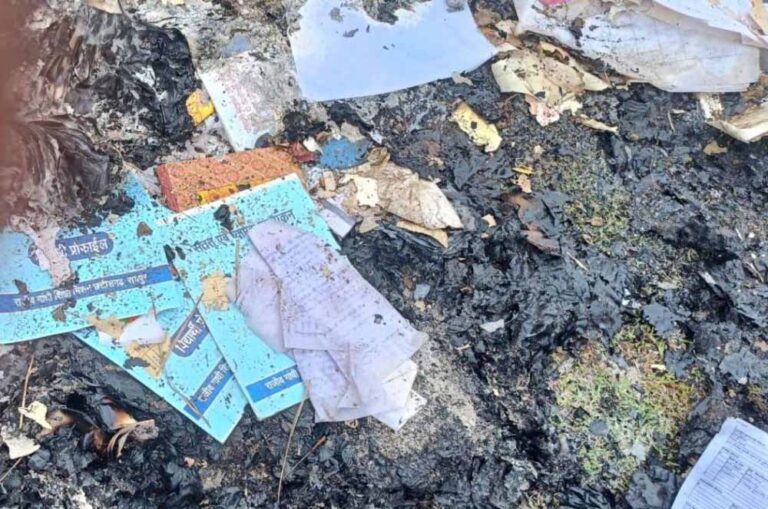 खैरागढ़ स्थित सरकारी स्कूल में बड़ी लापरवाही उजागर,  किताबें, रजिस्टर समेत कई दस्तावेज बिना अनुमति जलाए