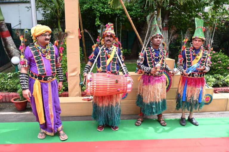 मुख्यमंत्री निवास में हरेली उत्सव: पारंपरिक लोक यंत्रों के साथ सुंदर नाचा का हो रहा आयोजन