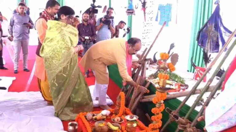 हरेली परंपरा में डूबे डिप्टी सीएम साव: पत्नी संग की खेती उपकरणों की पूजा हरेली परंपरा में डूबे डिप्टी सीएम साव: पत्नी संग की खेती उपकरणों की पूजा