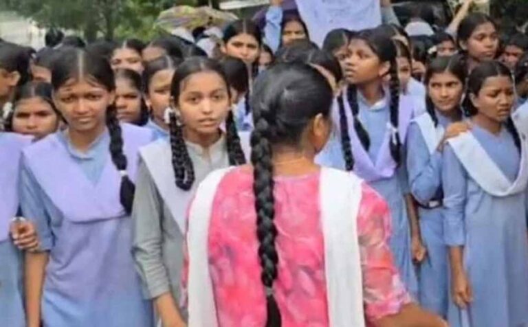 बारिश में भीगते छात्राओं का हाइवे जाम, शिक्षकों के तबादले पर जताया विरोध