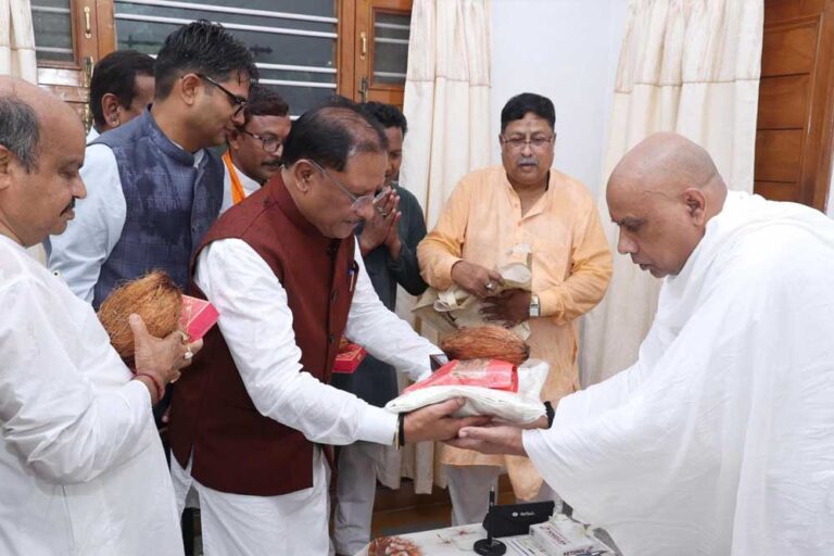 CM साय गुरु पूर्णिमा के अवसर पर रायगढ़ जिले के ग्राम बनोरा स्थित अघोर गुरुपीठ में गुरु दर्शन के लिए पहुंचे