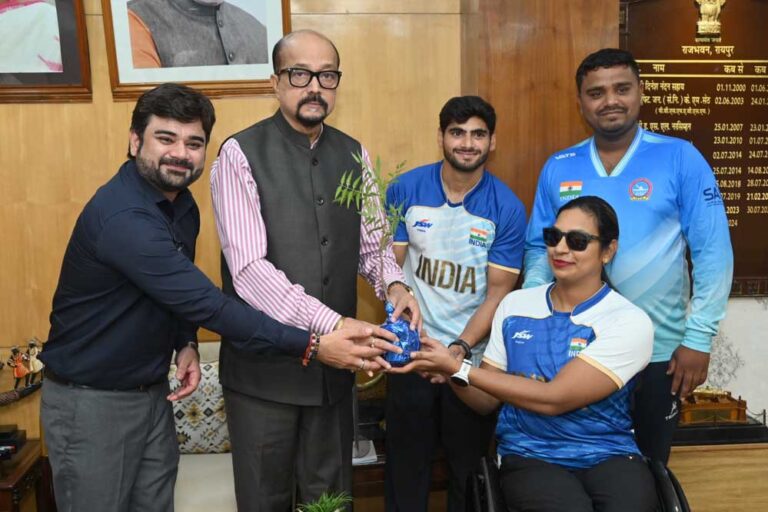 रायपुर : राज्यपाल डेका से भारतीय पैरा डोंगी एथलीट खिलाड़ियों ने की भेंट