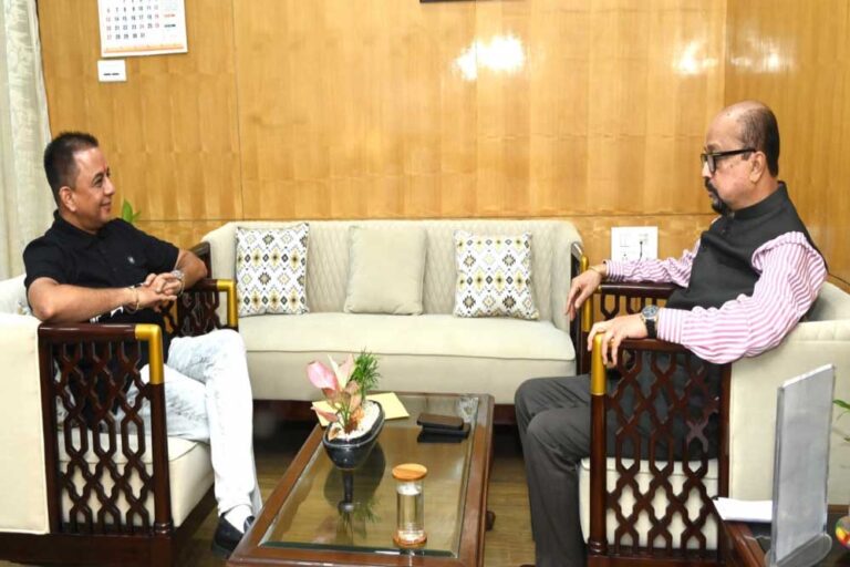 रायपुर : राज्यपाल डेका से हरिभूमि के प्रधान संपादक ने सौजन्य की भेंट