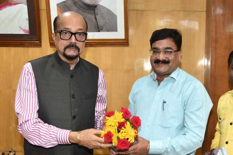 रायपुर : राज्यपाल श्री डेका से गेंड़ी लोक नृत्य कलाकार ने की भेंट