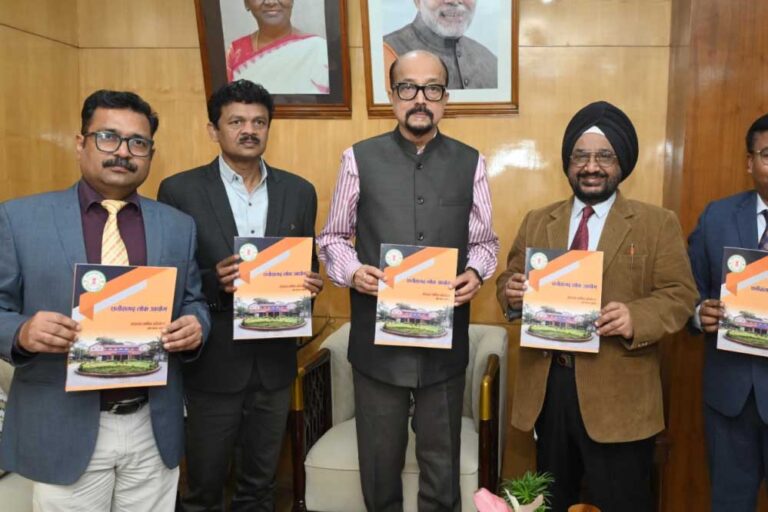 राज्यपाल डेका को लोकायुक्त ने सौंपा वार्षिक प्रतिवेदन