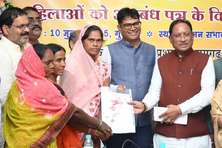 मुख्यमंत्री विष्णुदेव साय ने रेडी टू ईट निर्माण एवं वितरण हेतु रायगढ़ में 10 महिला स्व-सहायता समूहों को सौंपे अनुबंध पत्र