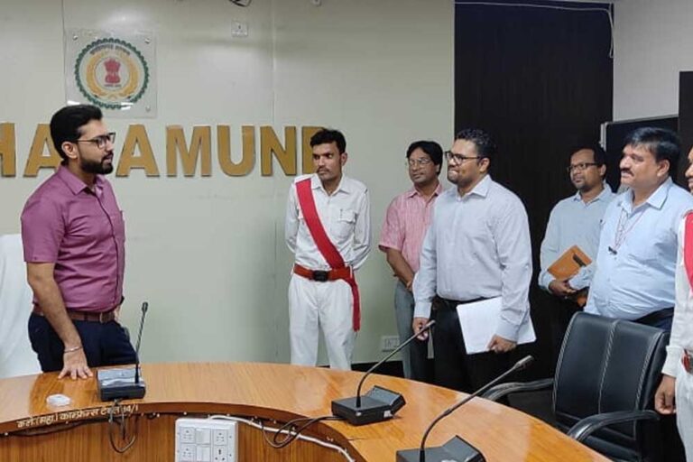 महासमुंद : समय सीमा बैठक में कलेक्टर ने दिए महत्वपूर्ण निर्देश, विकास कार्यों में गति लाने पर जोर