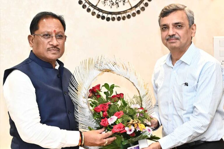 मुख्यमंत्री श्री साय से भारत सरकार में भूमि संसाधन सचिव ने की सौजन्य भेंट