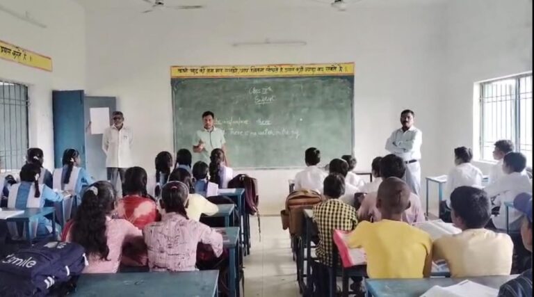 शिक्षकों की पदस्थापना से बदला विद्यालय का परिदृश्य शिक्षकों की पदस्थापना  हायर सेकंडरी स्कूल घुंचापाली में दिखने लगे सकारात्मक परिणाम  रायपुर, 05 जुलाई 2025  राज्य शासन की युक्तियुक्तकरण नीति के प्रभावी क्रियान्वयन से प्रदेश के विद्यालयों में गुणवत्तापूर्ण शिक्षा की दिशा में उल्लेखनीय प्रगति हो रही है। महासमुंद जिले के बागबाहरा विकासखंड अंतर्गत शासकीय हायर सेकंडरी स्कूल, घुंचापाली इसका एक सशक्त उदाहरण है। जहाँ पूर्व में शिक्षकों की कमी के कारण शैक्षणिक गतिविधियाँ प्रभावित हो रही थीं, वहीं अब अंग्रेजी एवं भौतिकी विषय के शिक्षकों की पदस्थापना से न केवल पठन-पाठन में गुणवत्ता आई है, बल्कि विद्यार्थियों की संख्या में भी उल्लेखनीय वृद्धि दर्ज की गई है।  विद्यालय में अंग्रेजी विषय के व्याख्याता श्री संजय गिरी गोस्वामी एवं भौतिकी विषय के लिए व्याख्याता श्रीमती तिर्की मैडम की पदस्थापना से शिक्षा का स्तर बेहतर हुआ है। इन विषयों के शिक्षक लंबे समय से विद्यालय में नहीं थे, जिसके चलते विद्यार्थियों के प्रवेश में गिरावट आ रही थी और कई छात्र जाने लगे थे। युक्तियुक्तकरण की बदौलत विद्यालय में नया शैक्षणिक वातावरण निर्मित किया है।  विद्यालय के प्रभारी प्राचार्य ने बताया कि शिक्षक उपलब्ध न होने के कारण पूर्व में कक्षा 9 में बच्चों का प्रवेश न के बराबर था। स्थिति इतनी गंभीर थी कि पूर्व में दर्ज छात्र भी स्थानांतरण प्रमाणपत्र (टीसी) लेकर विद्यालय छोड़ रहे थे। परंतु वर्तमान शैक्षणिक सत्र में दिनांक 05 जुलाई 2025 तक कक्षा 9 में 48 विद्यार्थियों ने प्रवेश लिया है, जिससे विद्यालय की कुल दर्ज संख्या बढ़कर 87 हो गई है।  जिला शिक्षा अधिकारी ने विधालय के निरीक्षण के दौरान शिक्षकों का उत्साहवर्धन करते हुए कहा कि विद्यालय में आवश्यक भौतिक संसाधनों की पूर्ति हेतु विभागीय स्तर पर हरसंभव सहयोग प्रदान किया जाएगा।