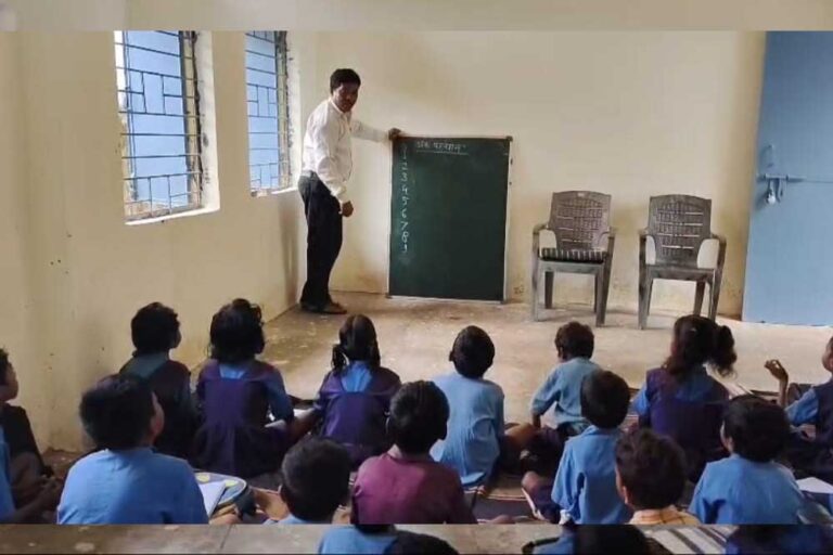 : युक्तियुक्तकरण से लौटी स्कूलों की रौनक, स्कूलों में फिर सुनाई दे रहे हिंदी अंग्रेजी के पाठ और गणित के सवालों की गूंज : युक्तियुक्तकरण से लौटी स्कूलों की रौनक, स्कूलों में फिर सुनाई दे रहे हिंदी अंग्रेजी के पाठ और गणित के सवालों की गूंज