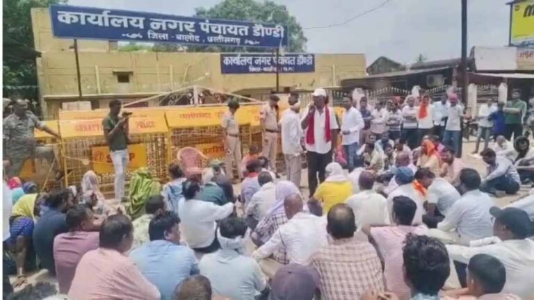 नगर पंचायत के सामने धरने पर बैठे व्यापारी, नगर की समस्याओं को लेकर डौंडी बंद