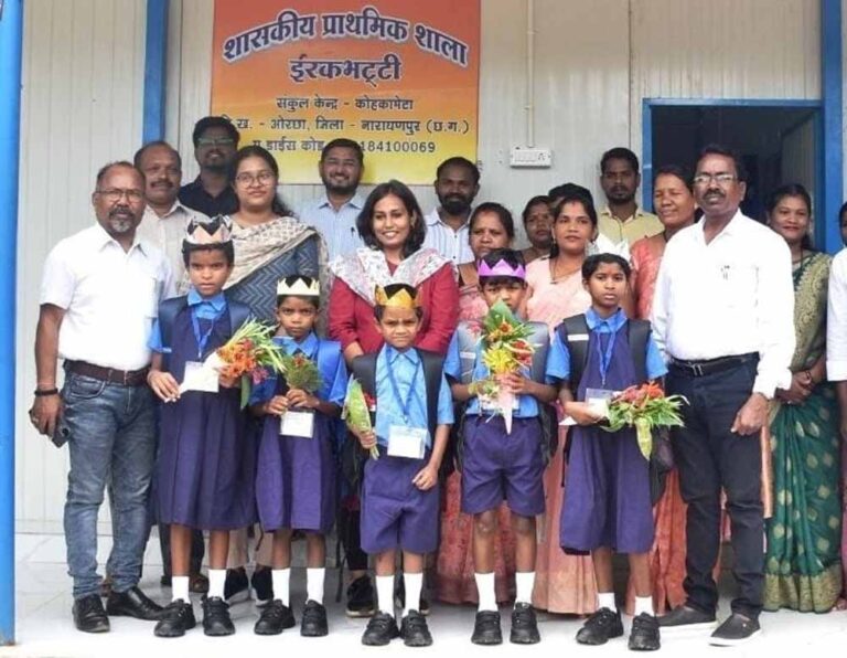 ईरकभट्टी के बच्चों की आँखों में लौटी चमक, बंद स्कूल में फिर से गूंजे क, ख, ग…..