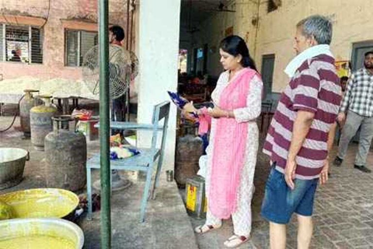 बलौदाबाजार : त्योहारी सीजन में खाद्य एवं औषधि प्रशासन क़ी टीम ने चलाया जांच अभियान