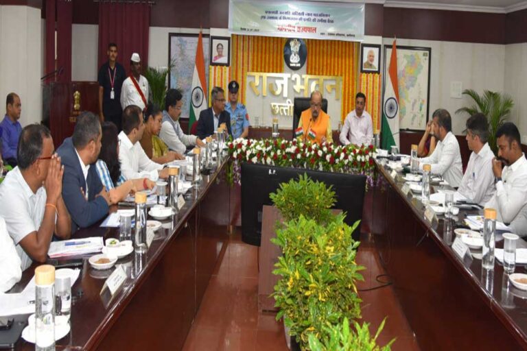 केवल रिपोर्ट पर निर्भर न रहें, निचले स्तर पर जाकर योजनाओें का क्रियान्वयन देखें-डेका