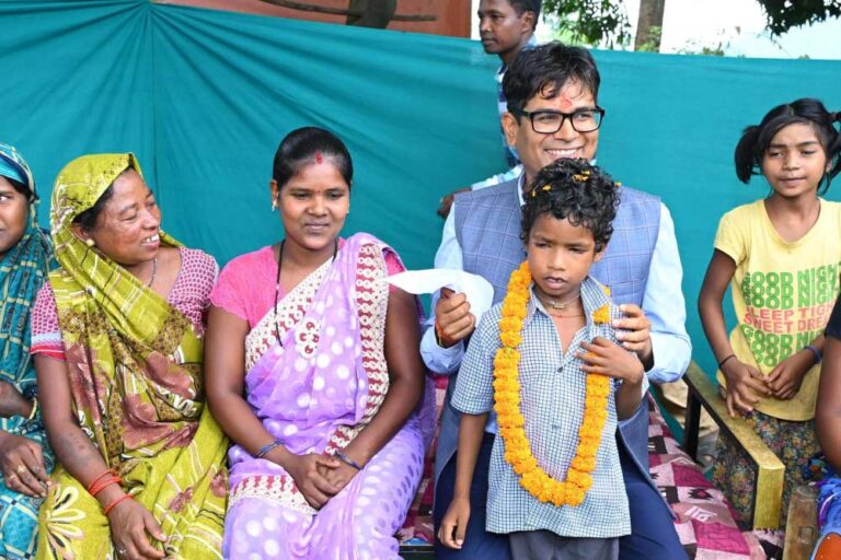 रायपुर : बिरहोर परिवार के गृह प्रवेश में पहुंचे वित्त मंत्री ओ.पी.चौधरी, परिवार के नन्हे बच्चे से कटवाया फीता