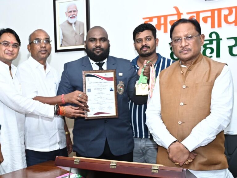 छत्तीसगढ़ के प्रेम राजन रौतिया ने इंटरनेशनल पावरलिफ्टिंग में दिलाया स्वर्ण पदक, मुख्यमंत्री साय से की मुलाकात,मुख्यमंत्री ने दी बधाई, कहा – युवा खिलाड़ियों की उपलब्धि पूरे प्रदेश की प्रेरणा..
