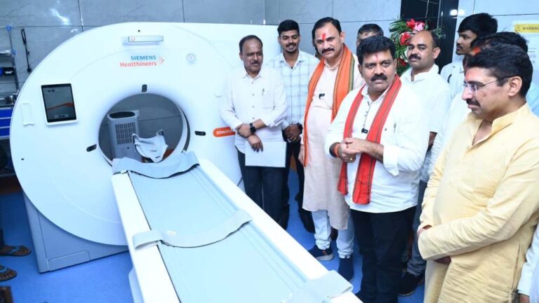 रायपुर : उपमुख्यमंत्री शर्मा और स्वास्थ्य मंत्री जायसवाल ने जिला अस्पताल में किया सिटी स्कैन यूनिट का लोकार्पण