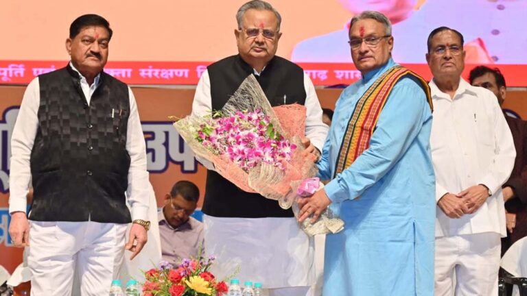 रायपुर : गरीबों को गुणवत्तापूर्ण राशन मिले यह महत्वपूर्ण जिम्मेदारी : विधानसभा अध्यक्ष डॉ. रमन सिंह रायपुर : गरीबों को गुणवत्तापूर्ण राशन मिले यह महत्वपूर्ण जिम्मेदारी : विधानसभा अध्यक्ष डॉ. रमन सिंह