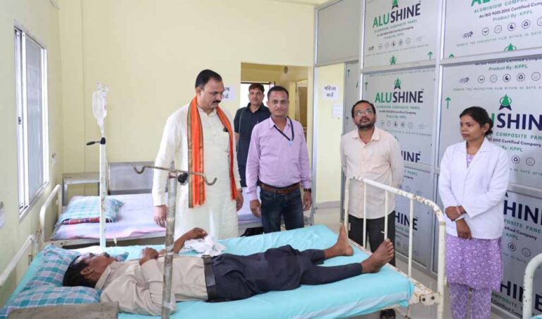 स्वास्थ्य मंत्री श्याम बिहारी जायसवाल ने प्राथमिक स्वास्थ्य केंद्र बंजारीडाड का किया आकस्मिक निरीक्षण