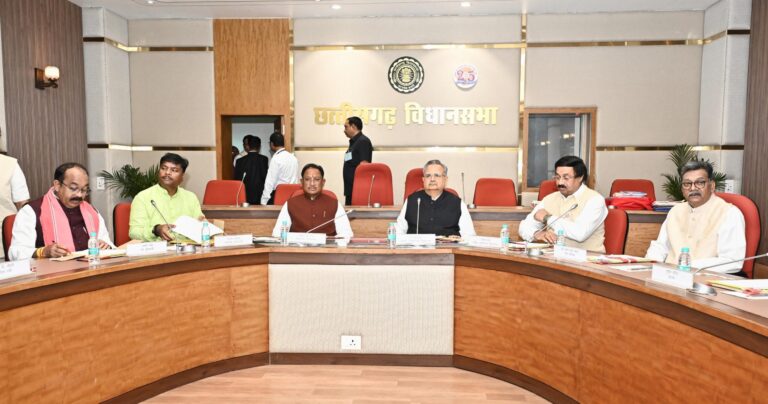 विधानसभा अध्यक्ष डॉ रमन सिंह की अध्यक्षता में कार्य मंत्रणा समिति की बैठक विधानसभा अध्यक्ष डॉ रमन सिंह की अध्यक्षता में कार्य मंत्रणा समिति की बैठक