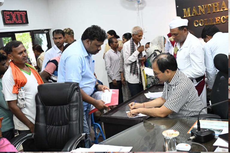 कलेक्टर ने जनदर्शन में सुनी लोगों की समस्याएं