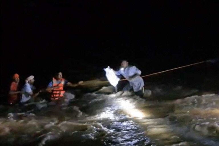 कोरबा में वाटरफॉल में सेल्फी लेने गए 5 युवक-युवतियां फंसे, रस्सी के सहारे रेस्क्यू कर बचाया