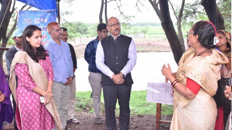 रायपुर : भारत सरकार के अतिरिक्त सचिव ग्रामीण विकास मंत्रालय ने राजनांदगांव में आजीविका, जल संरक्षण और उद्यमिता कार्यों का किया निरीक्षण