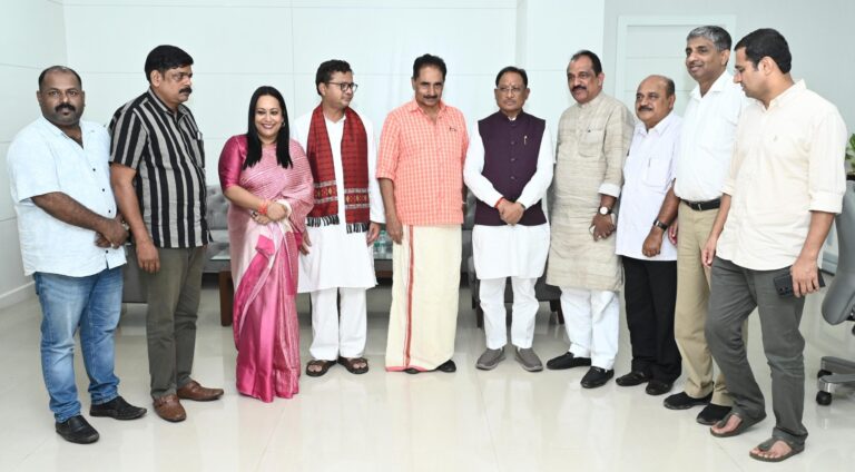 मुख्यमंत्री साय से केरल एवं ओडिशा के सांसदों के प्रतिनिधिमंडल ने की सौजन्य मुलाकात,मुख्यमंत्री ने कहा – छत्तीसगढ़ एक शांतिप्रिय प्रदेश है, कानून अपना कार्य कर रहा है.. मुख्यमंत्री साय से केरल एवं ओडिशा के सांसदों के प्रतिनिधिमंडल ने की सौजन्य मुलाकात,मुख्यमंत्री ने कहा – छत्तीसगढ़ एक शांतिप्रिय प्रदेश है, कानून अपना कार्य कर रहा है..