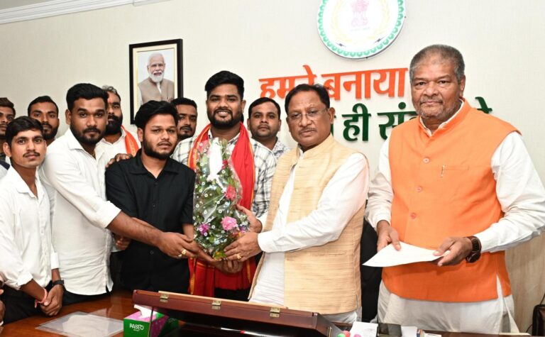 CG NEWS: मुख्यमंत्री विष्णु देव साय से रजक समाज के प्रतिनिधि मंडल ने की सौजन्य भेंट, राज्य स्तरीय युवा सम्मेलन में शामिल होने का दिया आमंत्रण….
