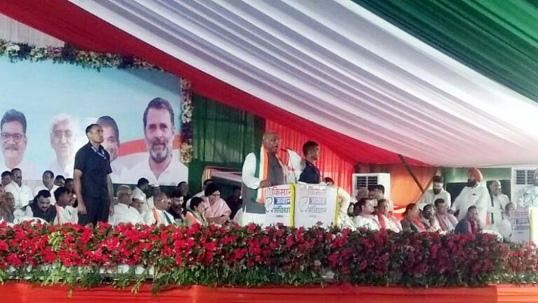 रायपुर पहुंचे कांग्रेस अध्यक्ष खड़गे, भारी बारिश के बीच भी कांग्रेसियों ने गर्मजोशी से किया स्वागत, जवान, संविधान सभा में हुए शमिल