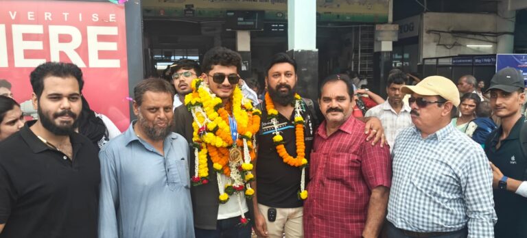 देहरादून में गोल्ड जीतकर लौटे अयान ख्वाजा का रायपुर रेलवे स्टेशन पर भव्य स्वागत