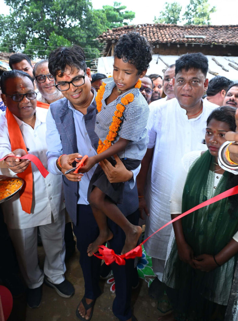 वित्त मंत्री ओ.पी. चौधरी पहुंचे बिरहोर परिवारों के बीच, परिवार के नन्हे बच्चे से कटवाया फीता….