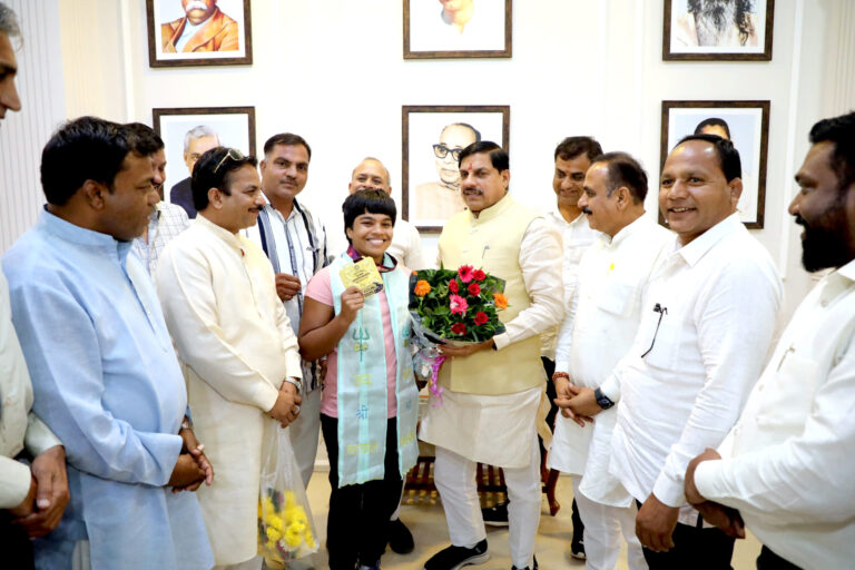 MP NEWS: मुख्यमंत्री डॉ. यादव ने गोल्ड मेडल विजेता प्रियांशी को दी बधाई, दो लाख की प्रोत्साहन राशि देने की घोषणा की…