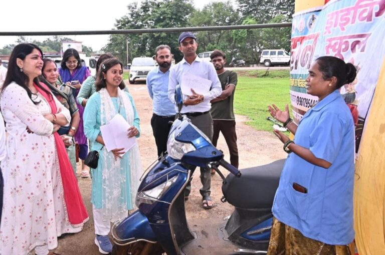 छत्तीसगढ़ की “स्कूटी दीदी” एनु बनीं आत्मनिर्भरता की मिसाल, मुख्यमंत्री विष्णु देव साय ने किया सम्मानित….