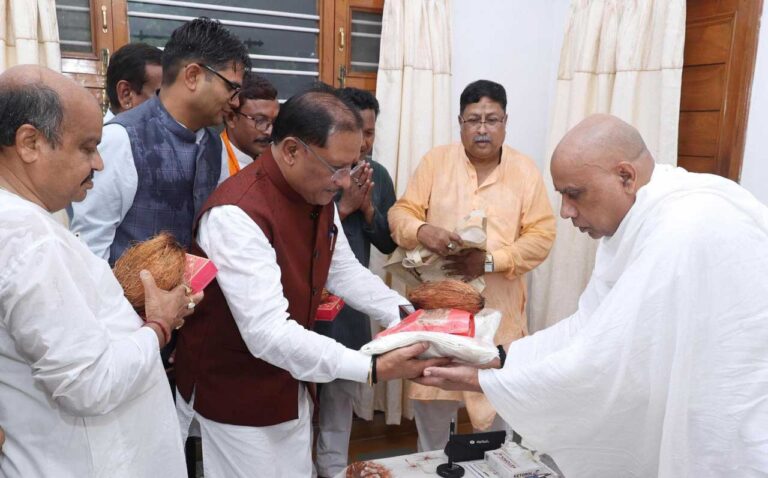 मुख्यमंत्री श्री विष्णु देव साय गुरु पूर्णिमा के अवसर पर रायगढ़ जिले के ग्राम बनोरा स्थित अघोर गुरुपीठ में गुरु दर्शन के लिए पहुंचे