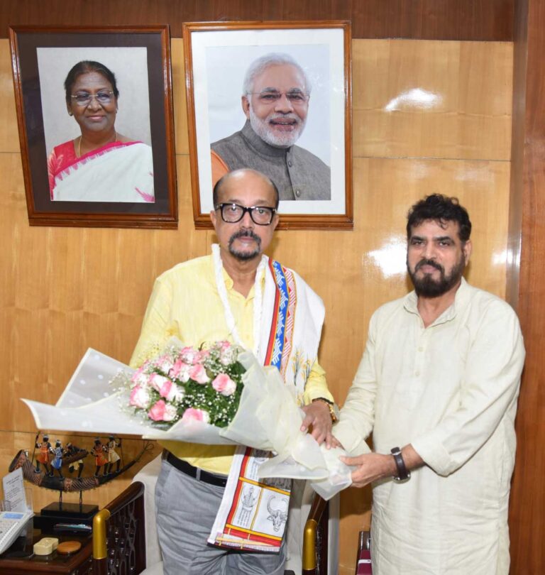 राज्यपाल श्री डेका से छत्तीसगढ़ खादी एवं ग्रामोद्योग बोर्ड के अध्यक्ष ने की सौजन्य भेंट