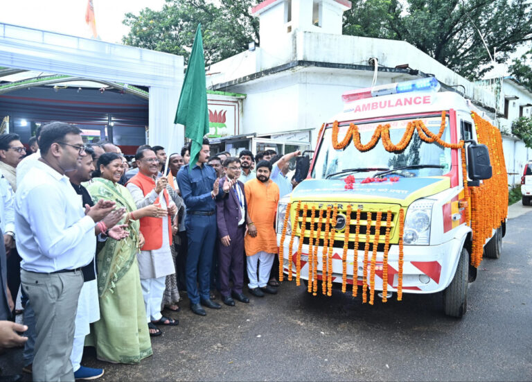 स्वास्थ्य सेवाओं के सुदृढ़ीकरण हेतु मुख्यमंत्री की दूरदर्शी पहल: इस जिले को मिली अत्याधुनिक एम्बुलेंस, CM साय ने दिखाई हरी झंडी…
