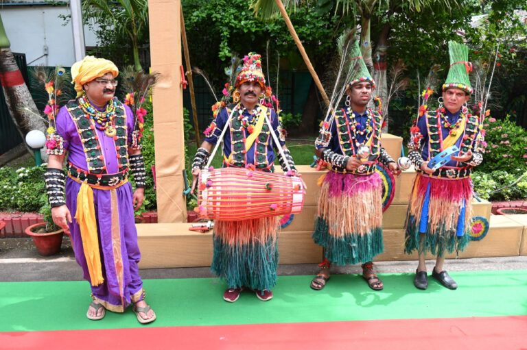 मुख्यमंत्री निवास में हरेली उत्सव: पारंपरिक लोक यंत्रों के साथ सुंदर नाचा का हो रहा आयोजन…