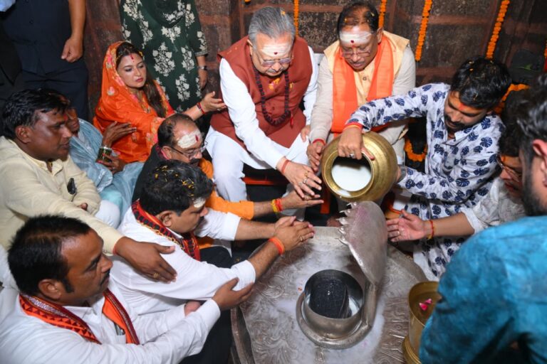 हर-हर महादेव से गूंज उठा भोरमदेव : मुख्यमंत्री विष्णुदेव साय ने हेलीकॉप्टर से पुष्पवर्षा कर हजारों कांवड़ियों का किया भव्य स्वागत…. हर-हर महादेव से गूंज उठा भोरमदेव : मुख्यमंत्री विष्णुदेव साय ने हेलीकॉप्टर से पुष्पवर्षा कर हजारों कांवड़ियों का किया भव्य स्वागत….