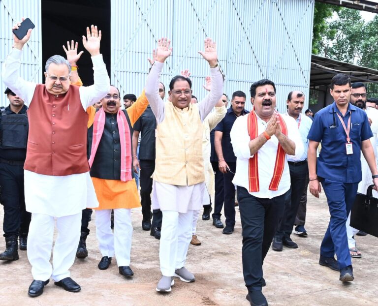 मुख्यमंत्री विष्णुदेव साय कांवड़ियों पर पुष्प वर्षा के लिए हेलीकॉप्टर से कवर्धा के लिए रवाना…