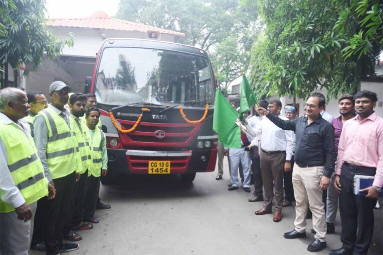 कलेक्टर ने स्वच्छता पेट्रोलिंग वाहन को दिखाई हरी झण्डी कलेक्टर ने स्वच्छता पेट्रोलिंग वाहन को दिखाई हरी झण्डी